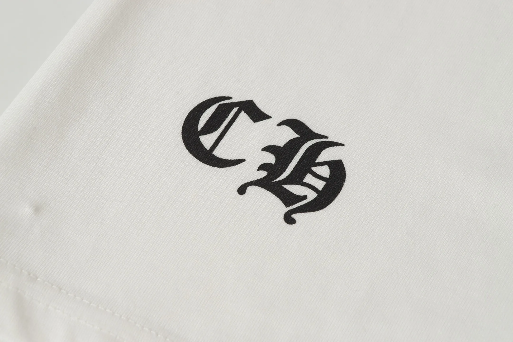 P150 Cross-border model, please do not place an order if you are looking for quality -Chrome Hearts/Chrome Hearts Sanskrit printed popular long-sleeved T-shirt -High weight, high density and high quality. The wool is soft, delicate and skin-friendly. Soft and silky to the touch. Excellent warmth and skin-friendly properties. -Customized weaving and dyeing, no color difference, regardless of fabric or workmanship details. Comparing the ordinary version on the market -Colour: black white -Size: S M L XL